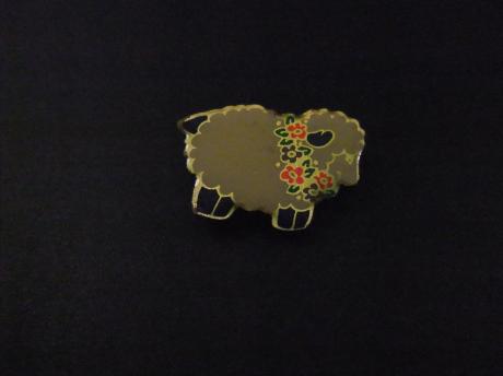 Schaap met bloemenslinger